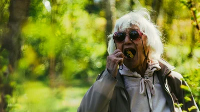 Смішні меми про бабусь, які завжди хочуть нас нагодувати, навчити життю та просто міцно обійняти