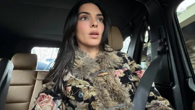 Час повертати косинку: Кендалл Дженнер показала стильний спосіб носити хустку цієї весни