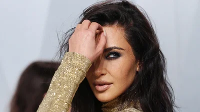 Кім Кардашян гепнулася в кущі перед Оскаром і мало не прихопила з собою перехожу бабусю - відео року