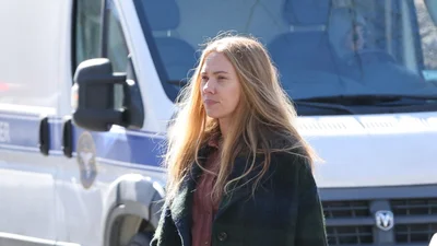 Скарлетт Йоханссон показала чудову альтернативу білим кросівкам: практичний варіант на весну