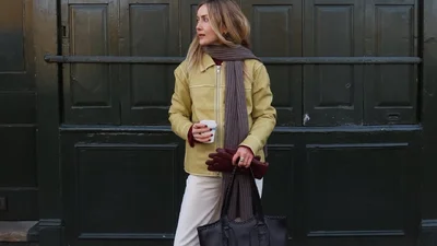 Якщо не знаєш, що вдягти: ідеальні кольори верху до темно-синіх і білих джинсів