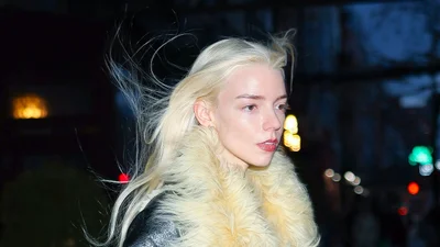 Аня Тейлор-Джой показала пальто, которое идеально подходит для прохладных мартовских ночей