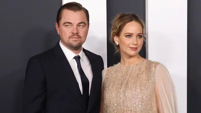 Так вот откуда усы: в сети засветились первые кадры Дженнифер Лоуренс и Леонардо Ди Каприо из загадочного фильма Мартина Скорсезе