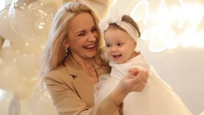 Маленька донечка Лілії Ребрик влаштувала мамі "майстер-клас" із макіяжу: результат - "джокерівська" посмішка