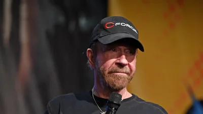 Сеть разрывает последнее видео Чака Норриса перед смертью - кадры, которые теперь смотрят со слезами