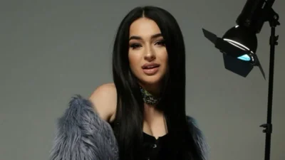 FIЇNKA в білизні та панчохах з підв'язками показала свою грань спокусниці, і це дуже гаряче – фото