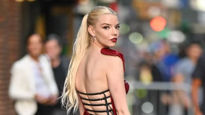 "Запирали в шкафу": Аня Тейлор-Джой рассказала, как над ней сильно издевались в детстве