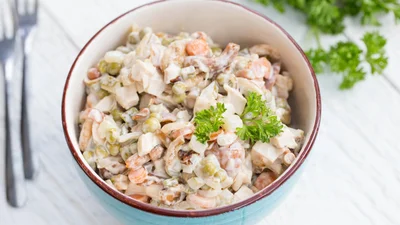 Салат на Великдень з куркою – простий рецепт, який прикрасить святковий стіл