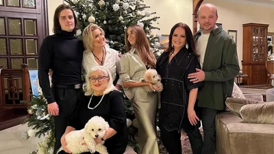 Внук Софии Ротару празднует 32-летие: звездная семья поздравила Анатолия архивными фото