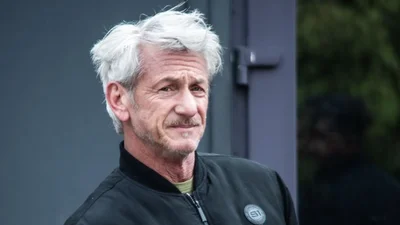 Шону Пенну в Киеве подарили яблоко – и это мощный символ