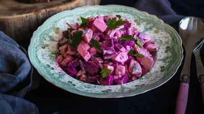 Овочевий салат з оселедцем – бюджетна страва, яка смакує як святкова