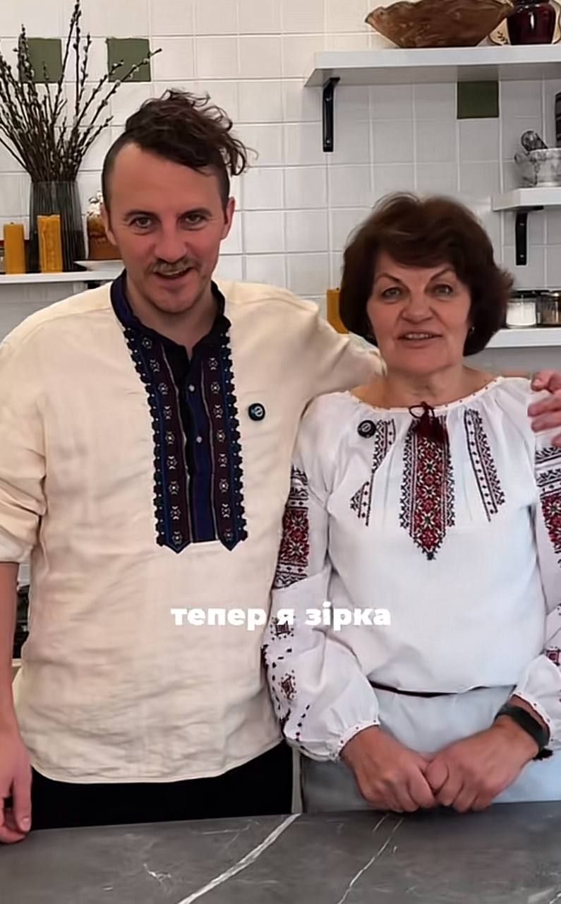 Клопотенко з мамою готують паски - 845913 Клопотенко с мамой готовят куличи - фото 845913