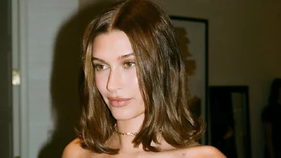 Нюдовий макіяж із виразними губами: як відтворити образ у стилі Гейлі Бібер