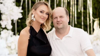 Лідер гурту "Тік" святкує 47-річчя: дружина Віктора Бронюка показала дорослих дітей і привітала чоловіка
