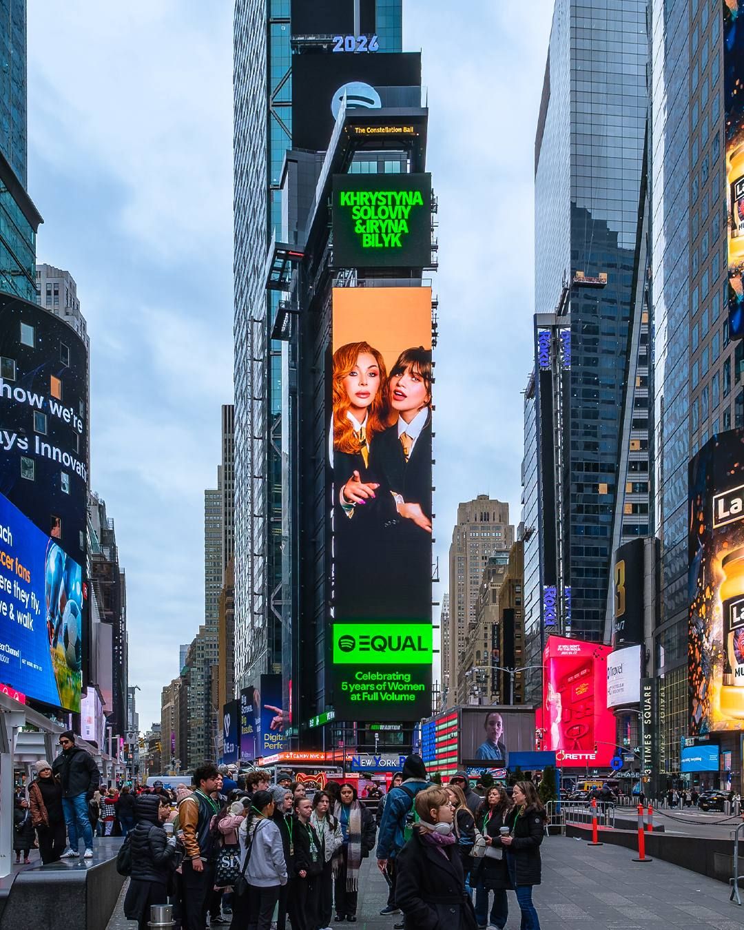 Кристина Соловий вместе с Ириной Билык появилась на главном экране Times Square в Нью Йорке - 846361 Кристина Соловий вместе с Ириной Билык появилась на главном экране Times Square в Нью Йорке - фото 846361