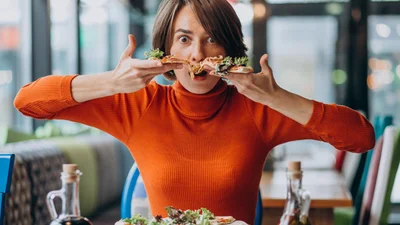 Як їжа впливає на запах твого тіла: яка покращує, а яка - псує