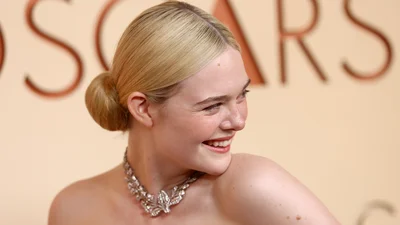 Балетний пучок повернувся: універсальна зачіска, яка личить кожній