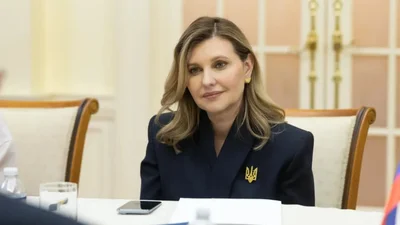 Чорний костюм і золото: Олена Зеленська показала стриманий, але промовистий стиль під час ділової зустрічі у Вашингтоні