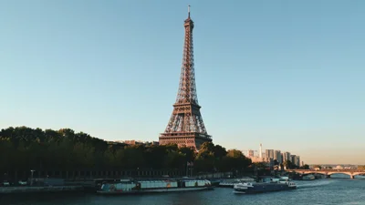 Ейфелеву вежу розпродають по частинах, і навіть ти можеш стати власником шматочка