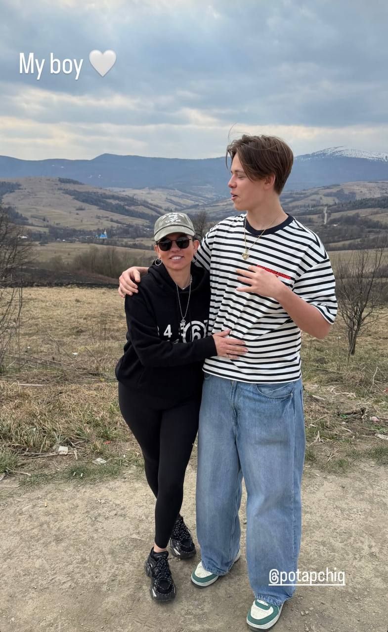 Ирина Горовая похвасталась фото с 17-летним сыном от Потапа, который учится в элитном заведении возле Лондона - фото 847379
