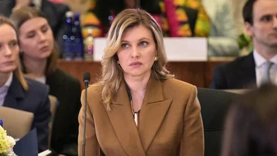 Брошка-голка та ідеальний оверсайз: Олена Зеленська підкорила США стильним образом на зустрічі з Бушем