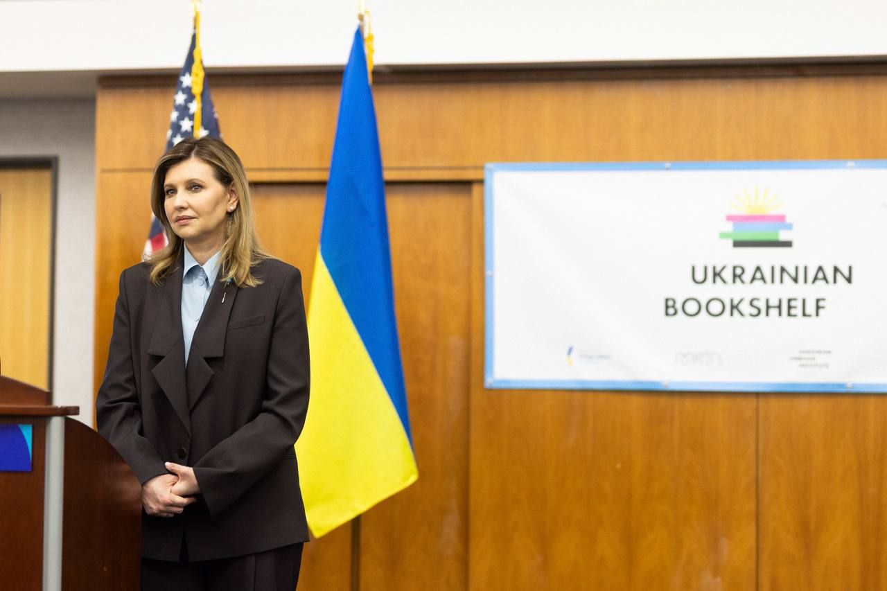 Брошь-игла и идеальный оверсайз: Елена Зеленская покорила США стильным образом на встрече с Бушем - 847442 Брошь-игла и идеальный оверсайз: Елена Зеленская покорила США стильным образом на встрече с Бушем - фото 847442