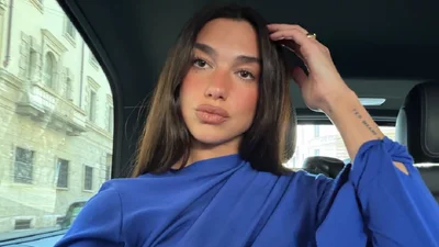 Тренд із нульових повертається: Дуа Ліпа обирає яскраві рум’яна для свого макіяжу