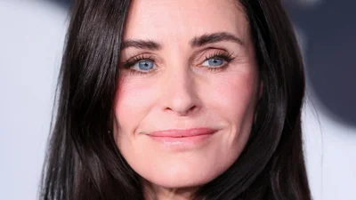 Кортни Кокс построила свой весенний гардероб на 3-х ключевых вещах