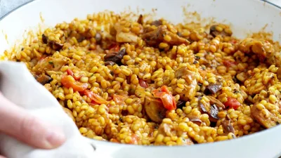 Курочка з перловкою – бюджетна страва для сімейної вечері