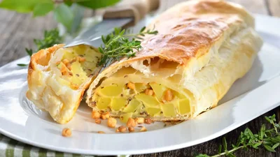 Ти точно готуватимеш це ще: рецепт рулету з картоплею і сиром