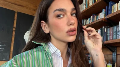 Дуа Ліпа показала, як носити дві сорочки одночасно і виглядати стильно