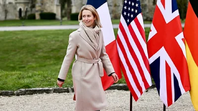 Кая Каллас у Києві: стильний вихід глави дипломатії ЄС у класичному бежевому пальті