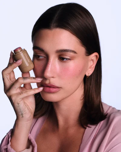 Гейлі Бібер показала свій варіант повсякденного макіяжу - фото 848611