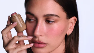 Рожевий - новий нюд: Гейлі Бібер задала тренд на ніжний макіяж