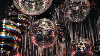 Запрошення на танці стало вірусним та зібрало 10 мільйонів переглядів - усе через акулу і метеликів