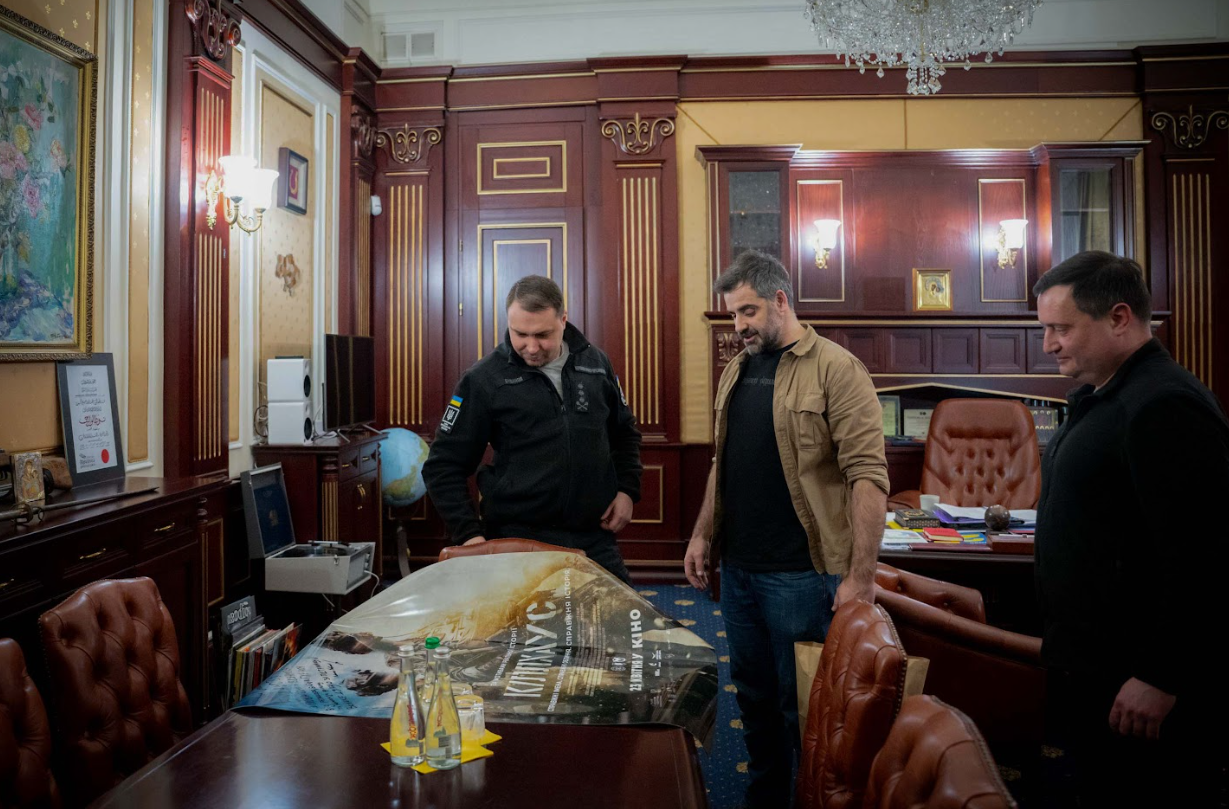 Кирилл Буданов встретился с режиссером фильма 'КИЛЛХАУС' - 848823 Кирилл Буданов встретился с режиссером фильма 'КИЛЛХАУС' - фото 848823