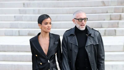 Возлюбленная Венсана Касселя надела необычное платье и ранее невиданные в мире украшения - выглядит потрясающе