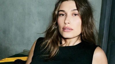 Як носити total black, як Гейлі Бібер: проста фішка, що змінює весь образ