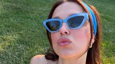 Акторка серіалу "Дивні дива" задала тренд: цей аксесуар для волосся буде модним навесні 2026