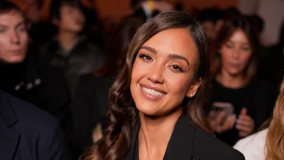 Джессика Альба показала, как стилизовать "ленивые" джинсы - самый комфортный тренд весны 2026