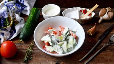 Весенний салат с секретно вкусным соусом, который захочется есть ложкой