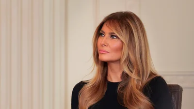 Меланія у білій сукні з торочкою вразила всіх на прем’єрі мюзиклу "Чикаго" - Трамп просто стояв поруч