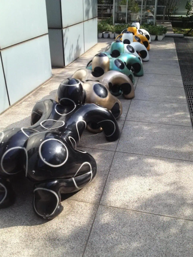 Недолугий дизайн лавок, на які ані сісти, ані прилягти - фото 849289