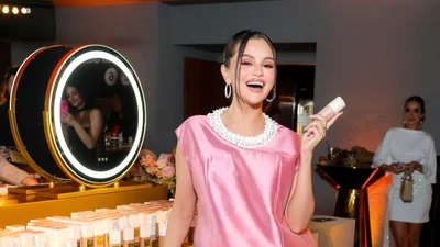 Селена Гомес затусила на вечірці в кокетливій мінісукні з оригінальним дизайном