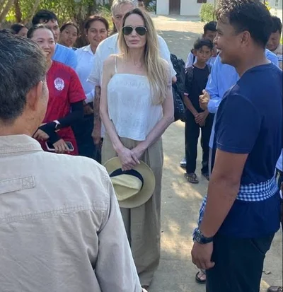 Анджеліна Джолі зараз - фото з Камбоджі. - фото 849999