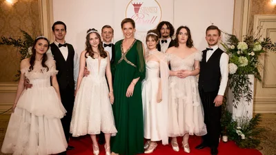 Чотири вихованки прийомних родин завдяки Катерині Осадчій стали дебютантками Віденського балу