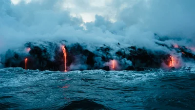 Пілот дрона зафіксував, як лава з вулкана стікає в Індійський океан - наче кадри з фільму