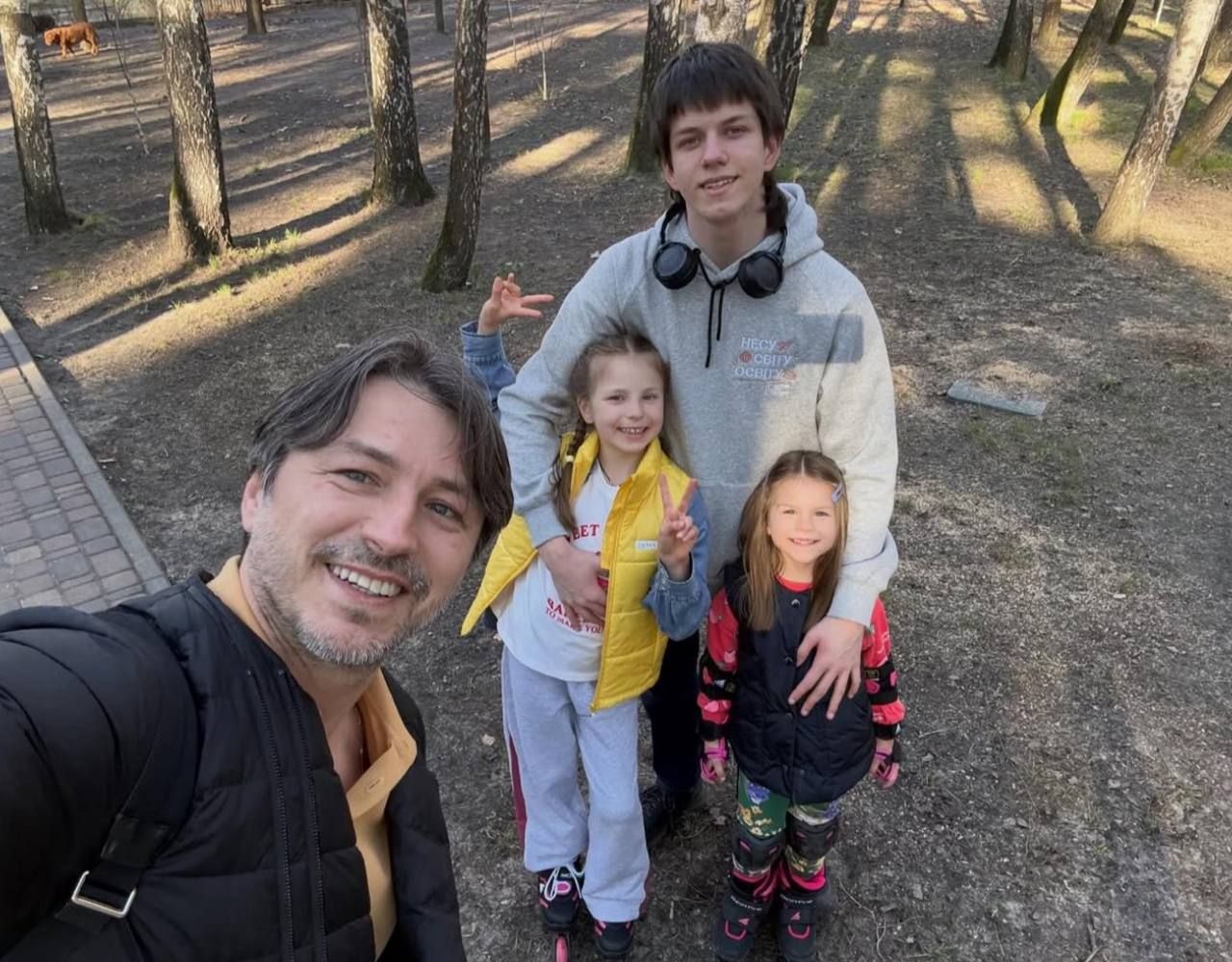 Сергей Притула развлекается с подросшим сыном и двумя дочерьми в парке: 'Забавляют друг друга' - фото 850698