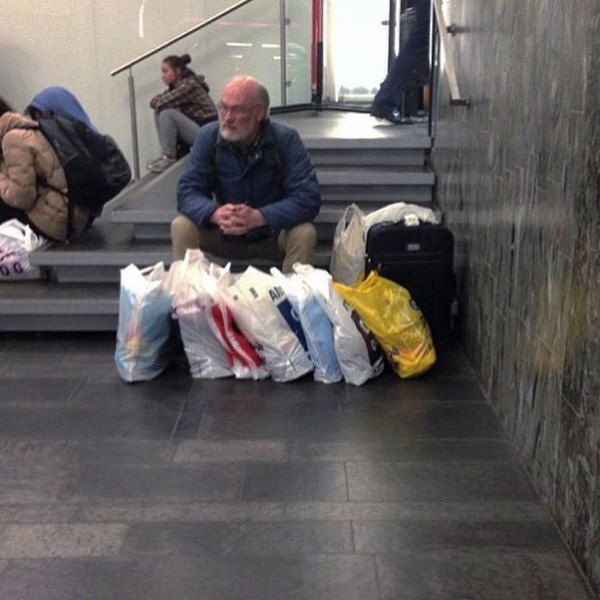 'Дорогая, я устал': забавные фото мужчин, которых женщины заставили пойти на шопинг - 850983 'Дорогая, я устал': забавные фото мужчин, которых женщины заставили пойти на шопинг - фото 850983