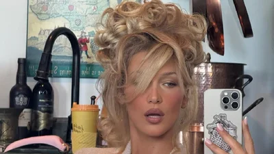 Белла Хадід показала ідеальну зачіску на весну 2026 - стильний недбалий пучок